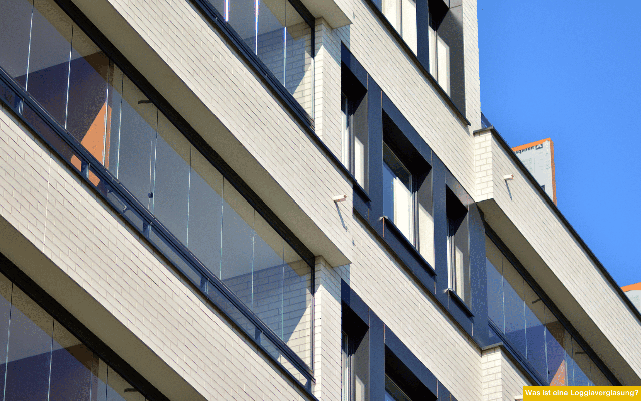 Mehrgeschossiges Gebäude mit vollständig verglasten Loggien, die Schutz vor Wind und Regen bieten und den Wohnraum optisch erweitern.