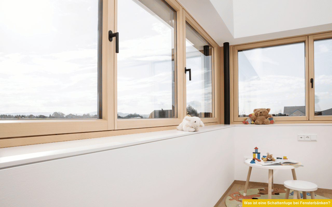 Was ist eine Schattenfuge bei Fensterbänken? Modernes Holz-Alu-Fenster mit weißer Innenfensterbank und Schattenfuge im Kinderzimmer.