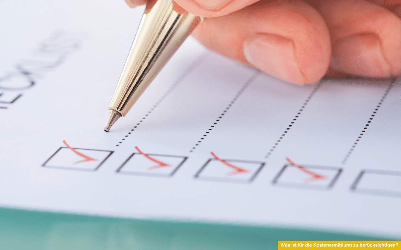 Nahaufnahme einer Hand mit Stift, die eine Checkliste mit Kästchen und roten Häkchen ausfüllt.