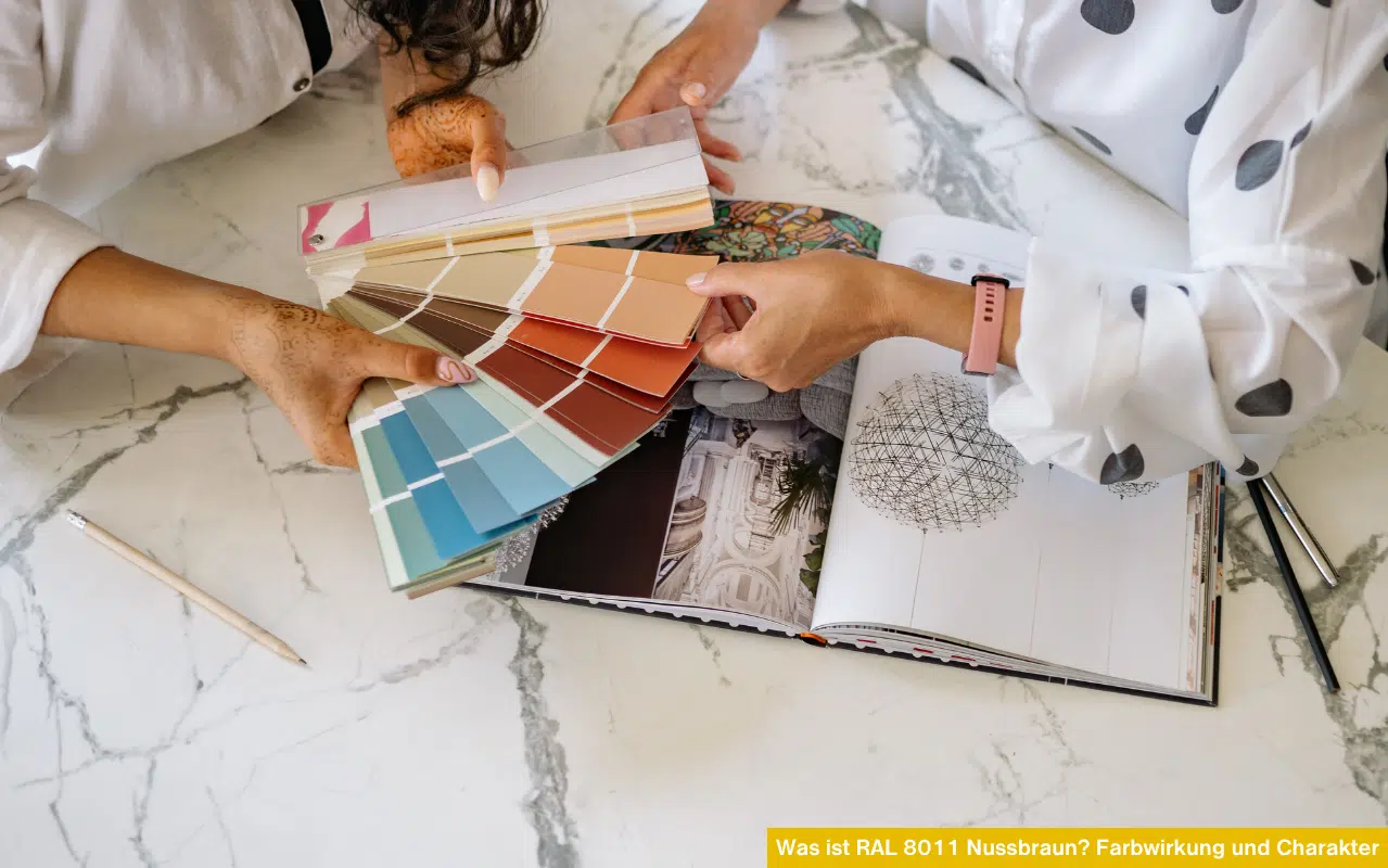Was ist RAL 8011 Nussbraun? Farbwirkung und Charakter mit einer Farbfächer-Auswahl für moderne Fenstergestaltung.
