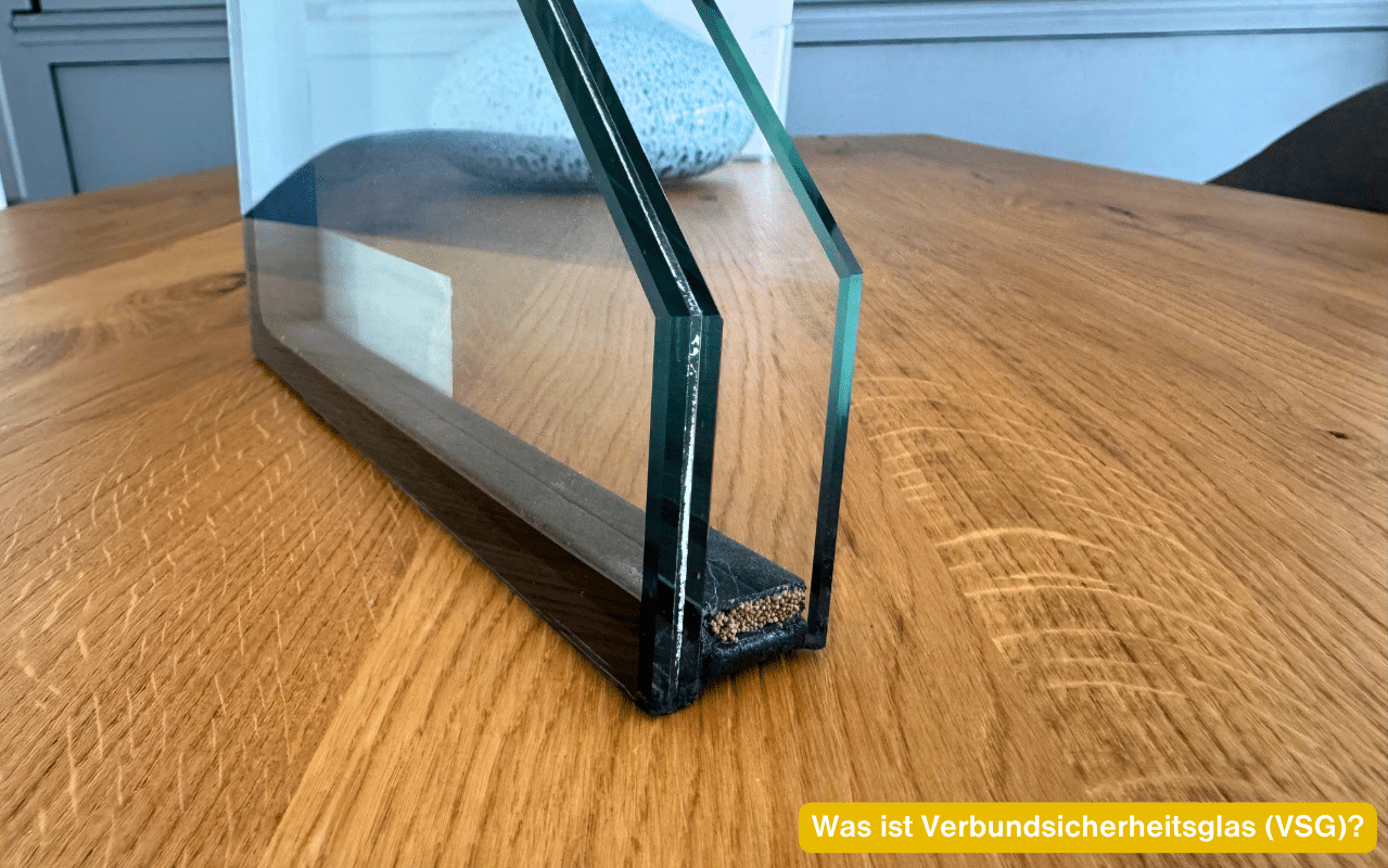 Was ist Verbundsicherheitsglas VSG – Detailaufnahme eines Glasmusters mit sichtbarem Schichtaufbau und Randverbund