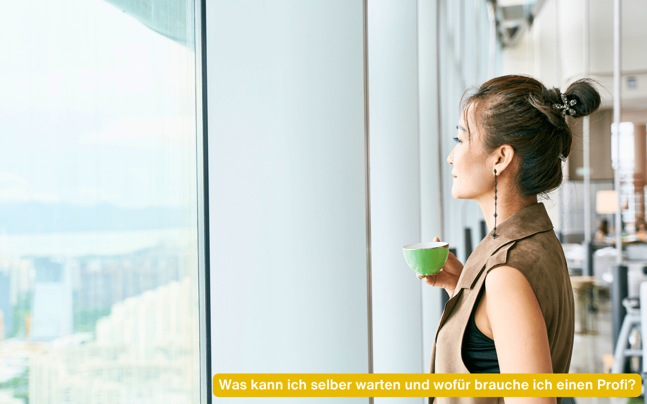 Was kann ich selber warten und wofür brauche ich einen Profi - Frau mit Tasse blickt nachdenklich aus einer großen Glasfront