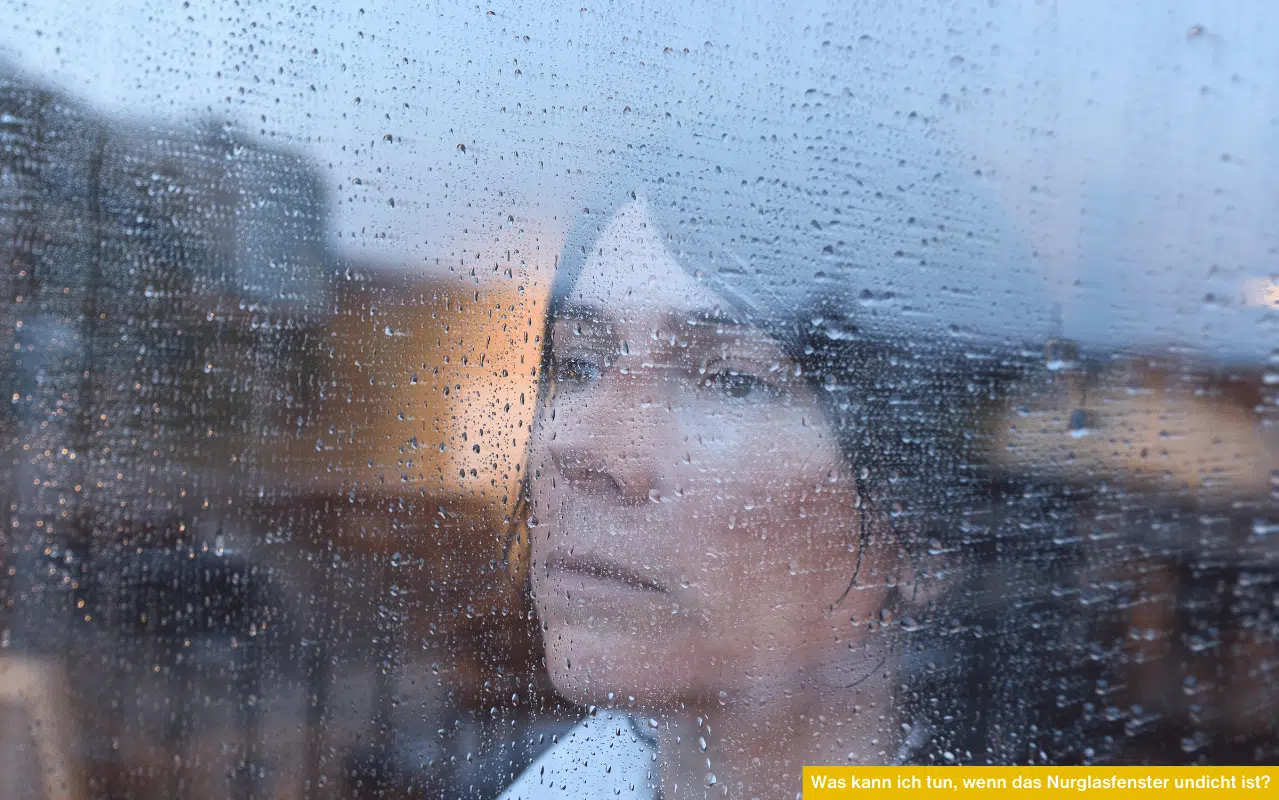 Was kann ich tun, wenn das Nurglasfenster undicht ist? Person blickt durch regennasse Scheibe, Wassereintritt
