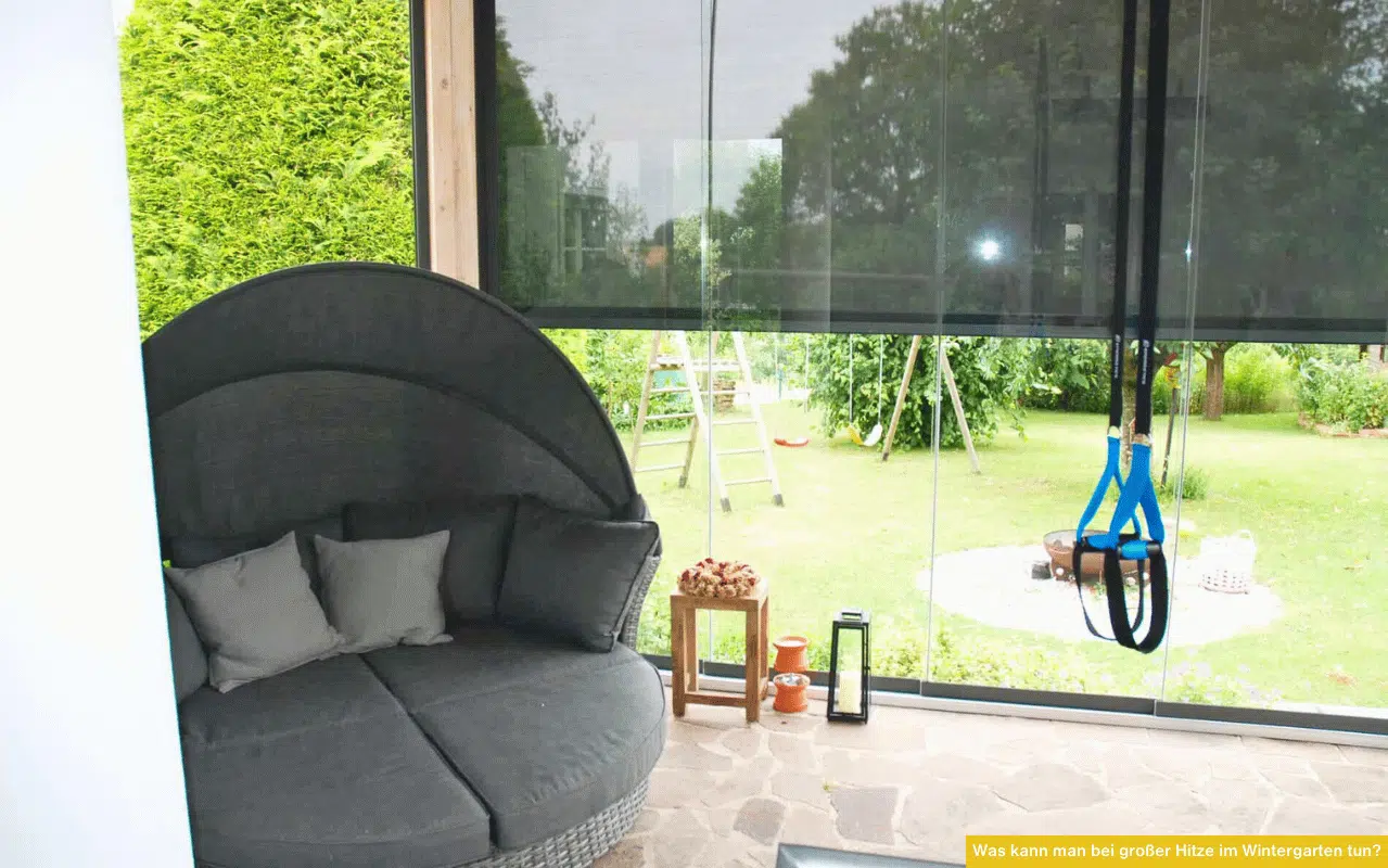 Was kann man bei großer Hitze im Wintergarten tun? Effektiver Sonnenschutz, Belüftung und Klimaregulierung sorgen für angenehme Temperaturen.