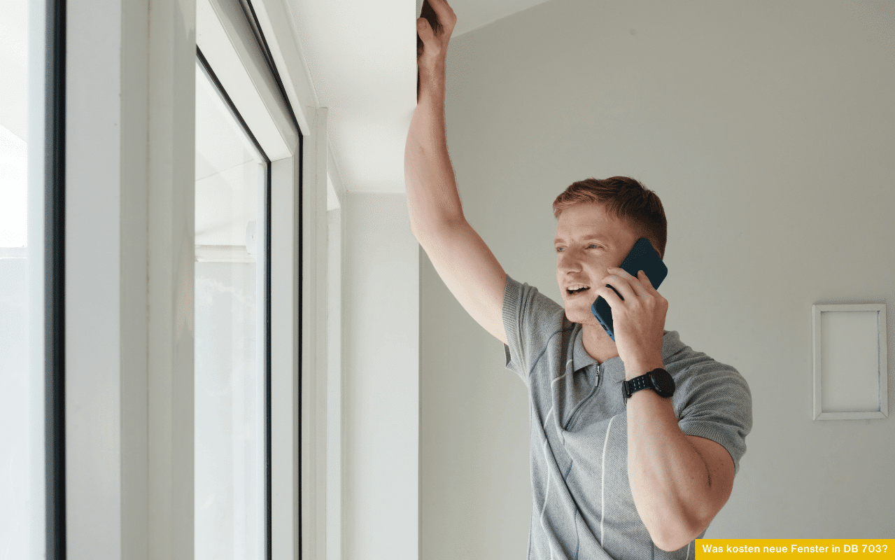 Das Foto zeigt einen Mann in einem hellen Raum, der sich neben einem Fenster befindet und telefoniert.