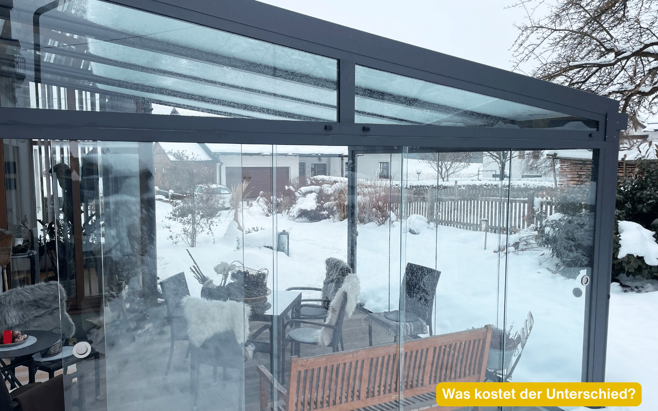 Was kostet der Unterschied? Dunkelgraue Terrassenüberdachung mit Glaswänden im Winter in Bad Leonfelden