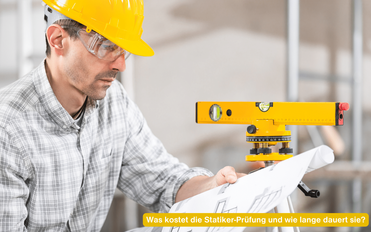 Was kostet die Statiker-Prüfung und wie lange dauert sie – Statiker mit Bauhelm prüft Plan und Vermessungsgerät auf Baustelle