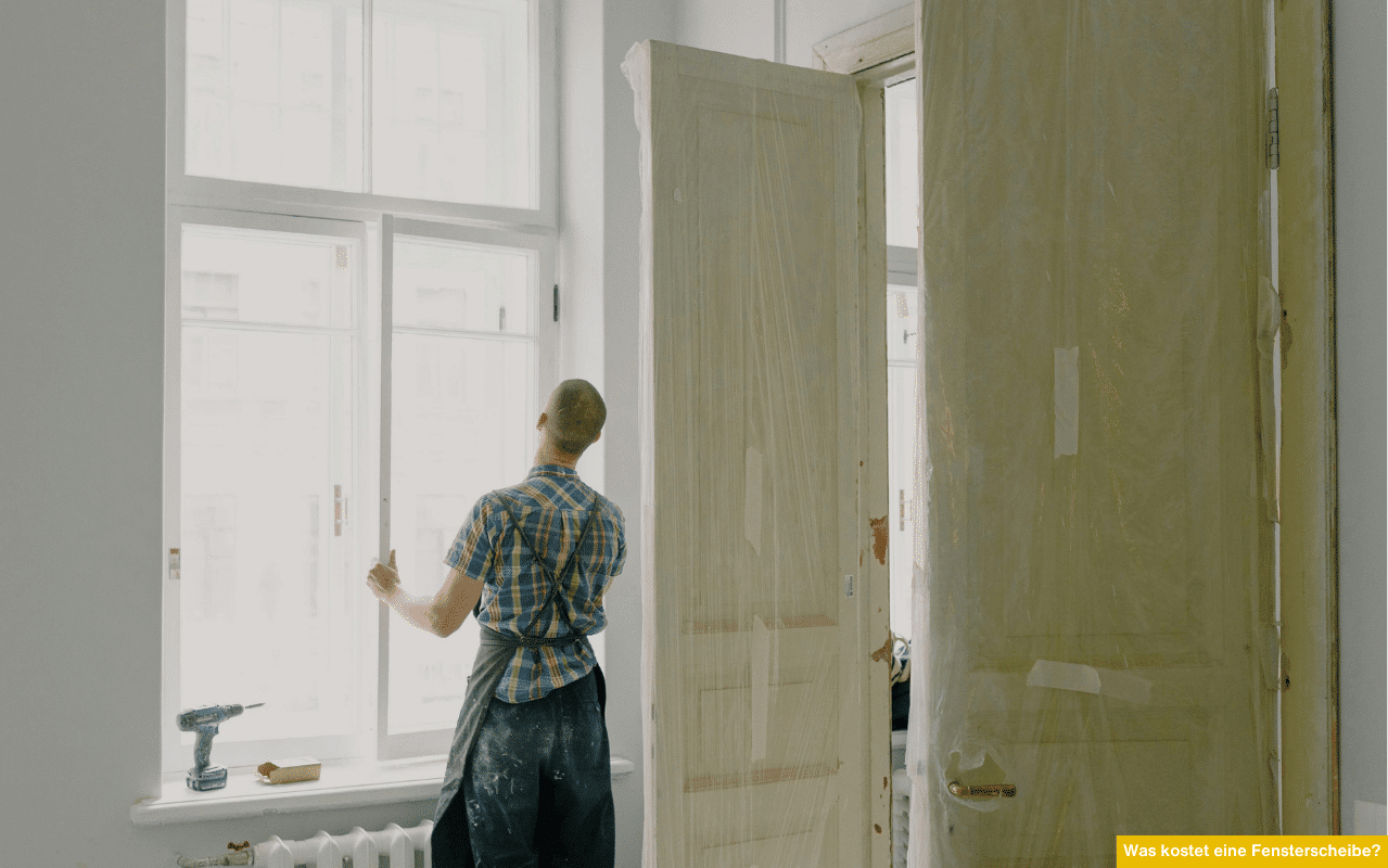 Was kostet ein dreifach verglastes Fenster? Handwerker bei Fenstertausch in Altbauwohnung während der Sanierung oder Glasreparatur.