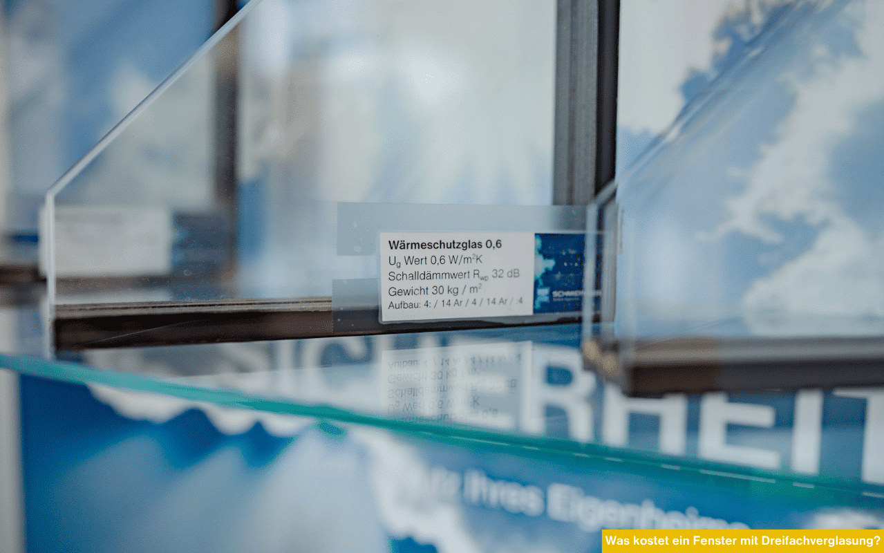 Was kostet ein Fenster mit Dreifachverglasung Nahaufnahme eines Glasaufbaus mit Wärmeschutzglas und Beschriftung