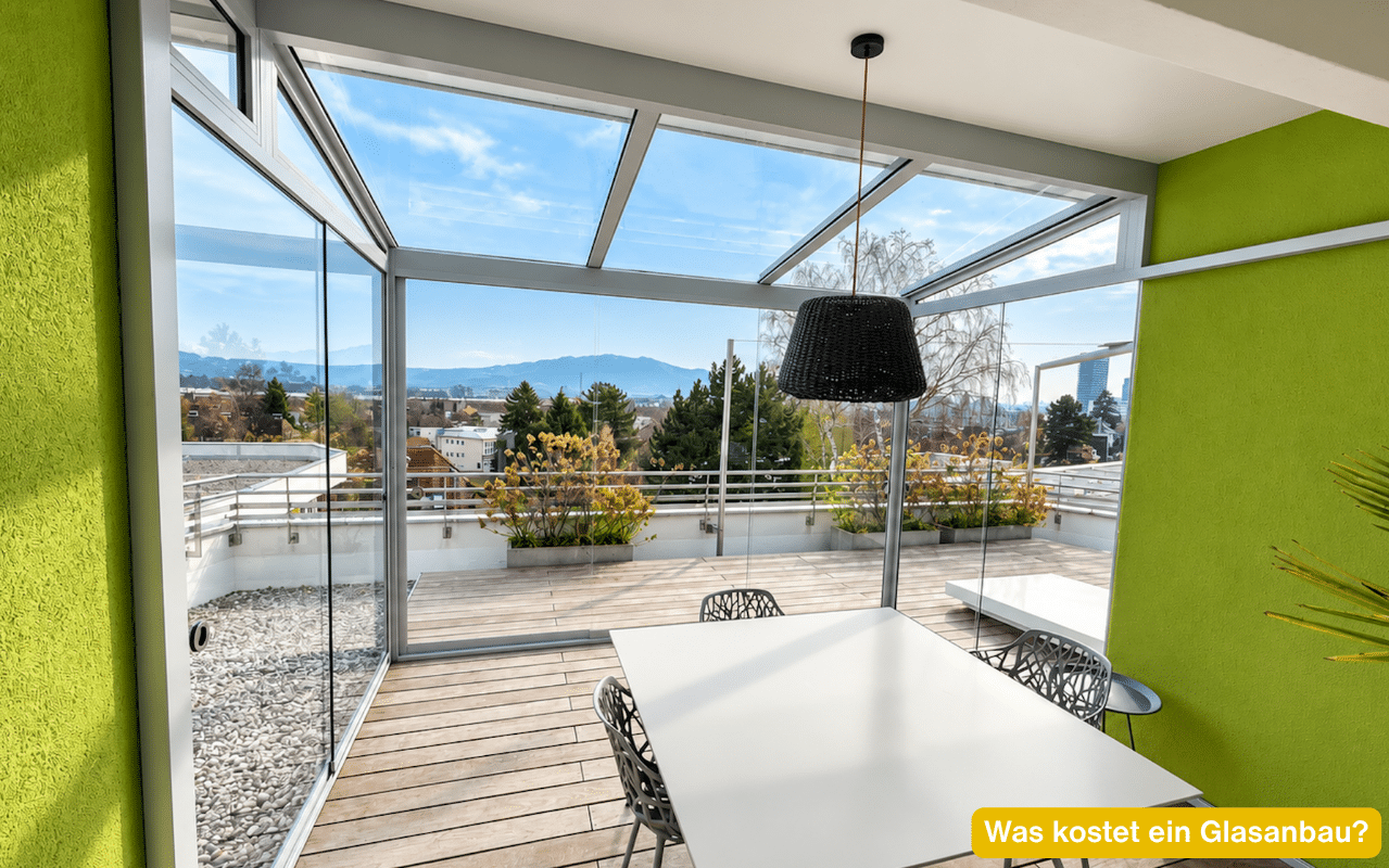 Was kostet ein Glasanbau? Moderner verglaster Anbau mit Glasdach, Schiebewänden und Terrasse