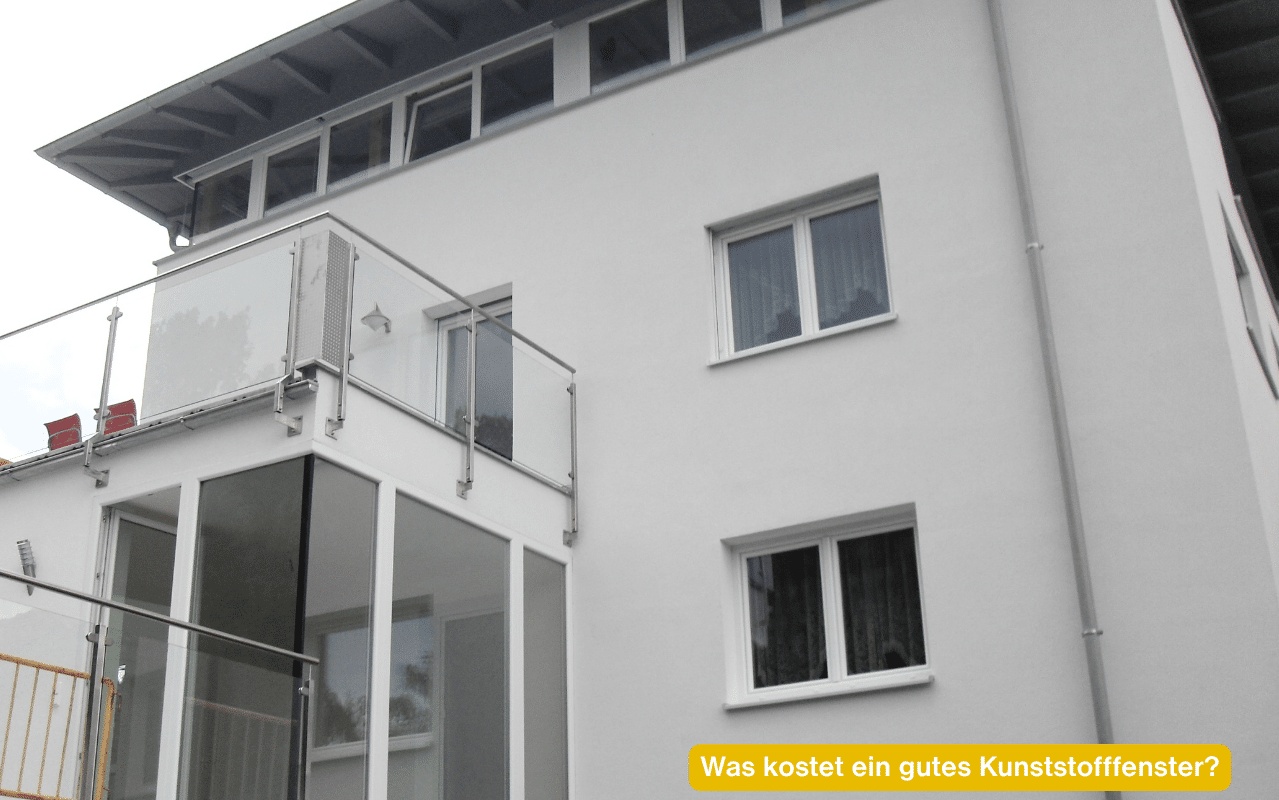 Was kostet ein gutes Kunststofffenster? Wohnhaus mit weißen Kunststofffenstern und Balkontüren