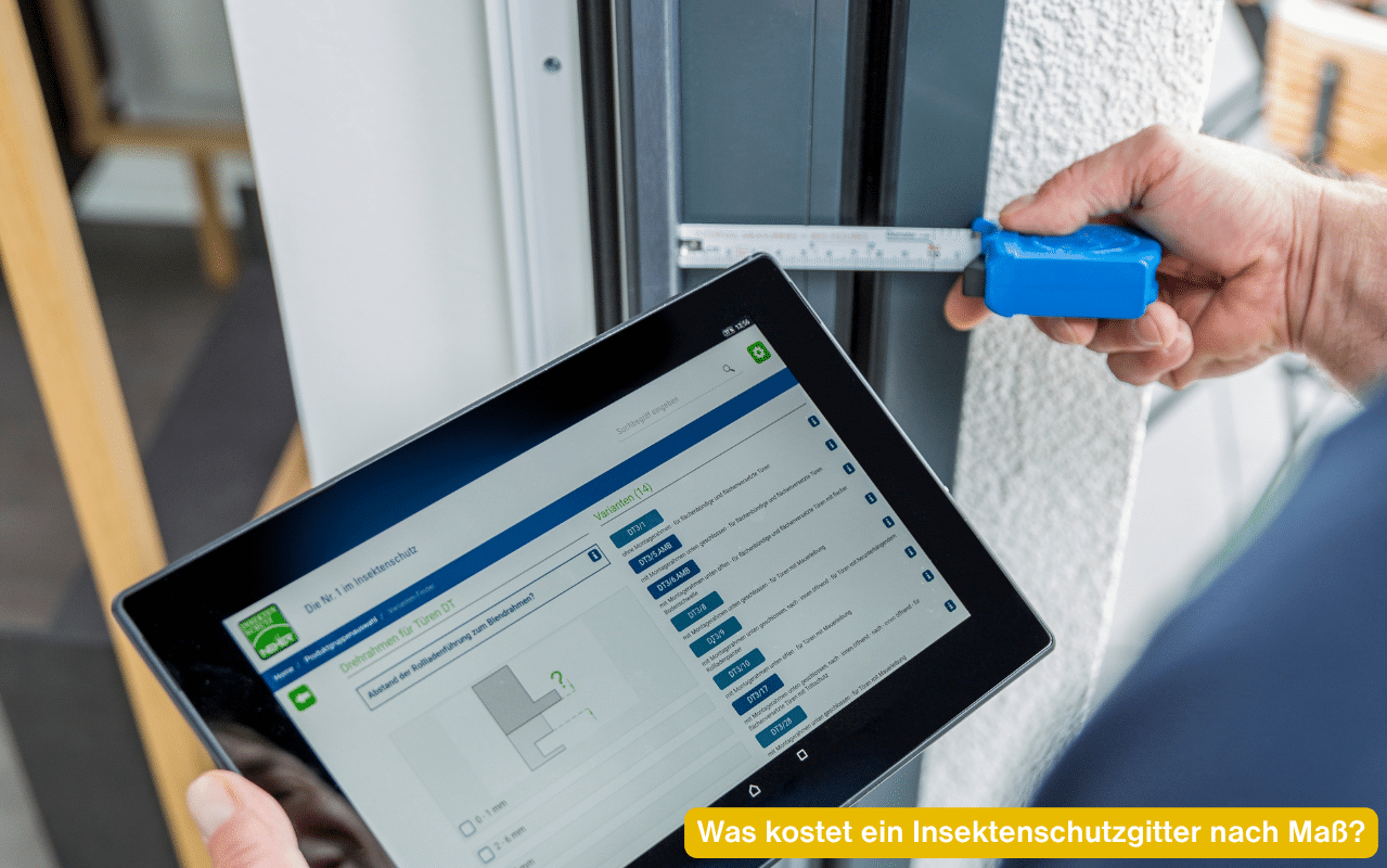 Was kostet ein Insektenschutzgitter nach Maß? Aufmaß am Fenster mit Maßband und Tablet zur Systemauswahl