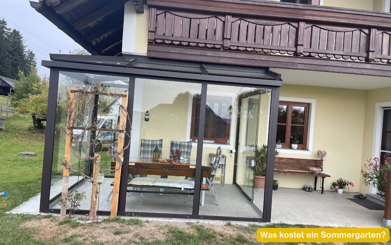 Was kostet ein Sommergarten? Sommergarten mit Glasschiebewänden unter einem Holzbalkon