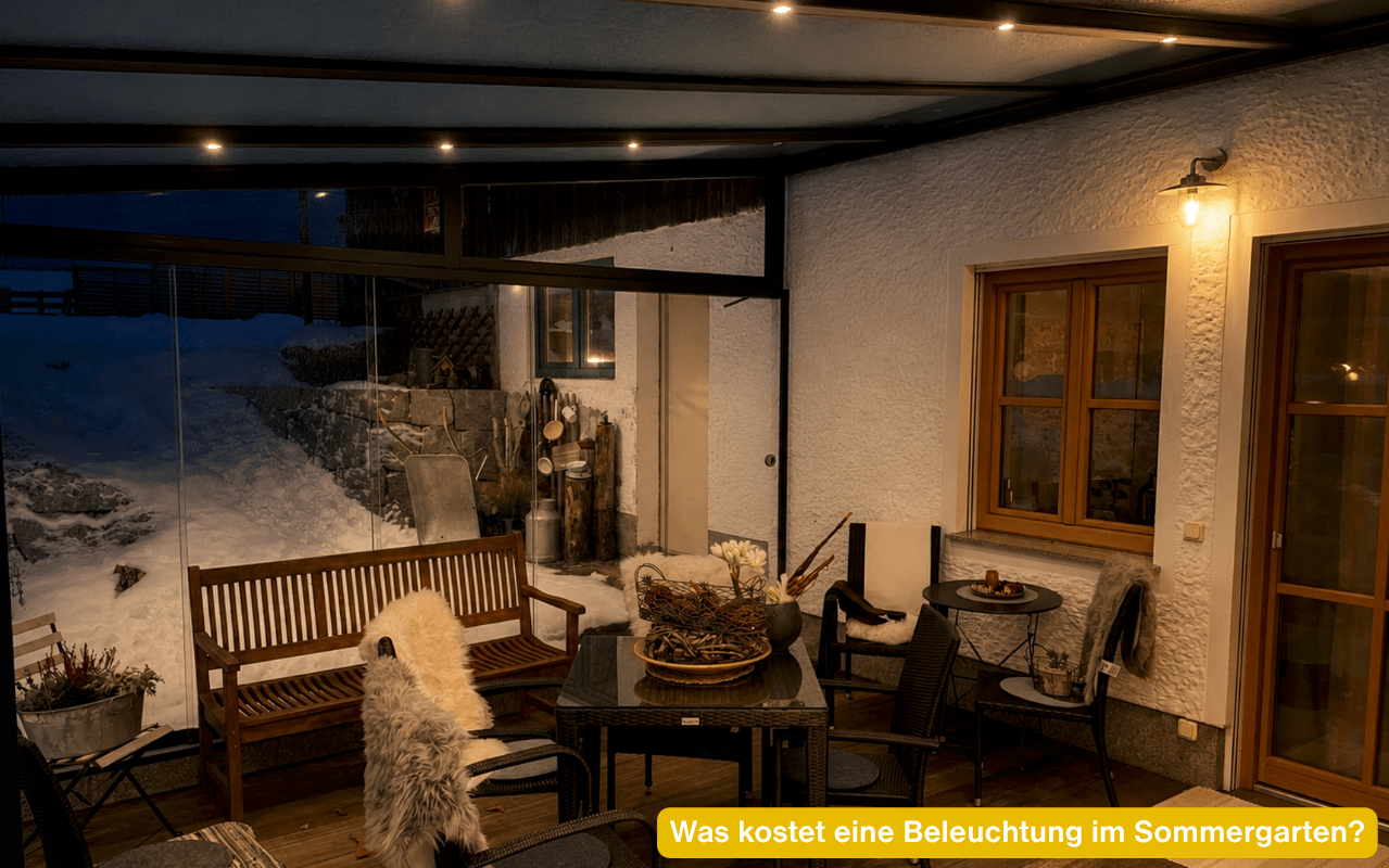 Was kostet eine Beleuchtung im Sommergarten? LED-Spots beleuchten einen gemütlichen verglasten Sitzbereich