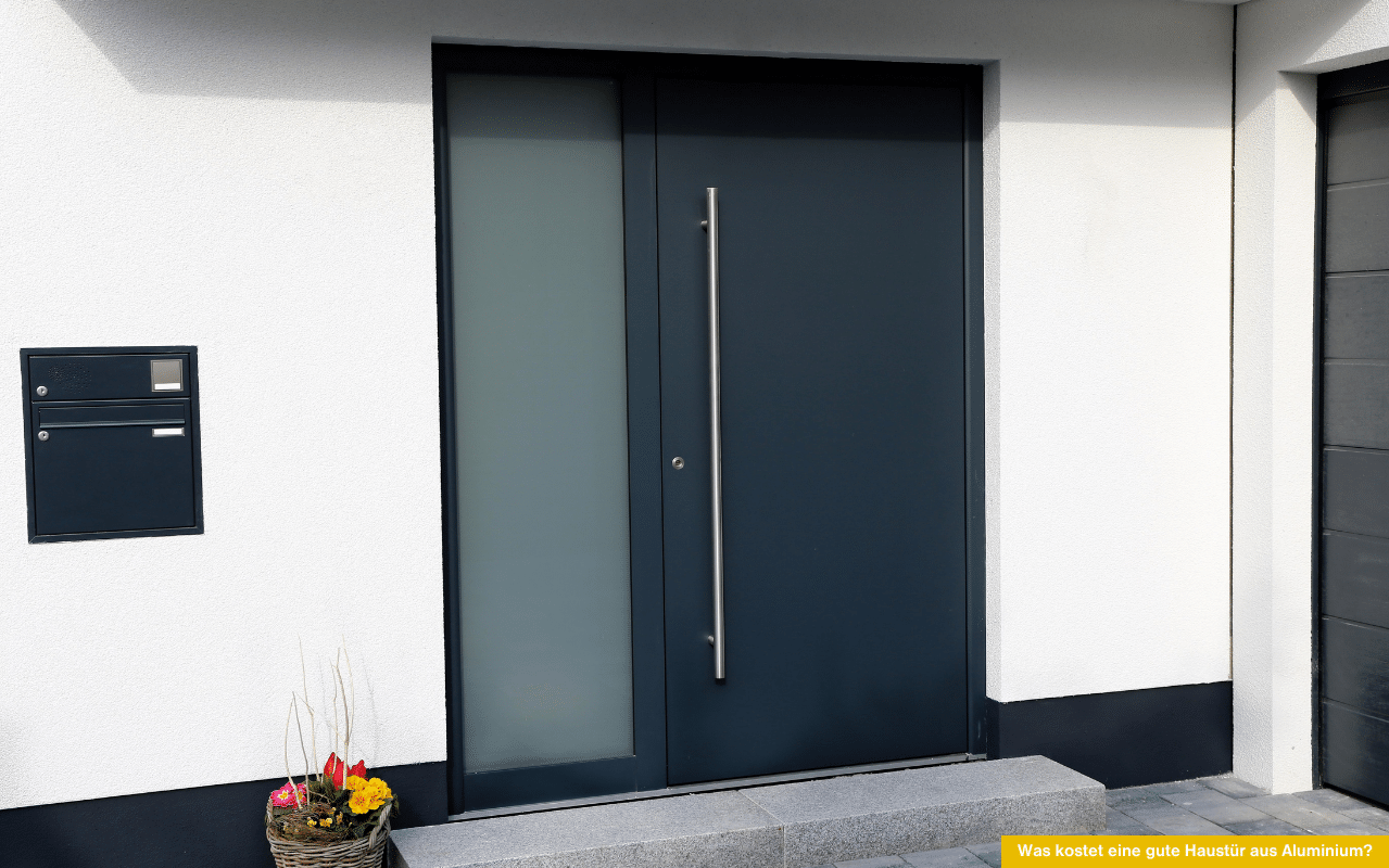 Was kostet eine gute Haustür aus Aluminium mit Glasseitenteil in moderner Optik vor weißer Fassade in Oberösterreich.
