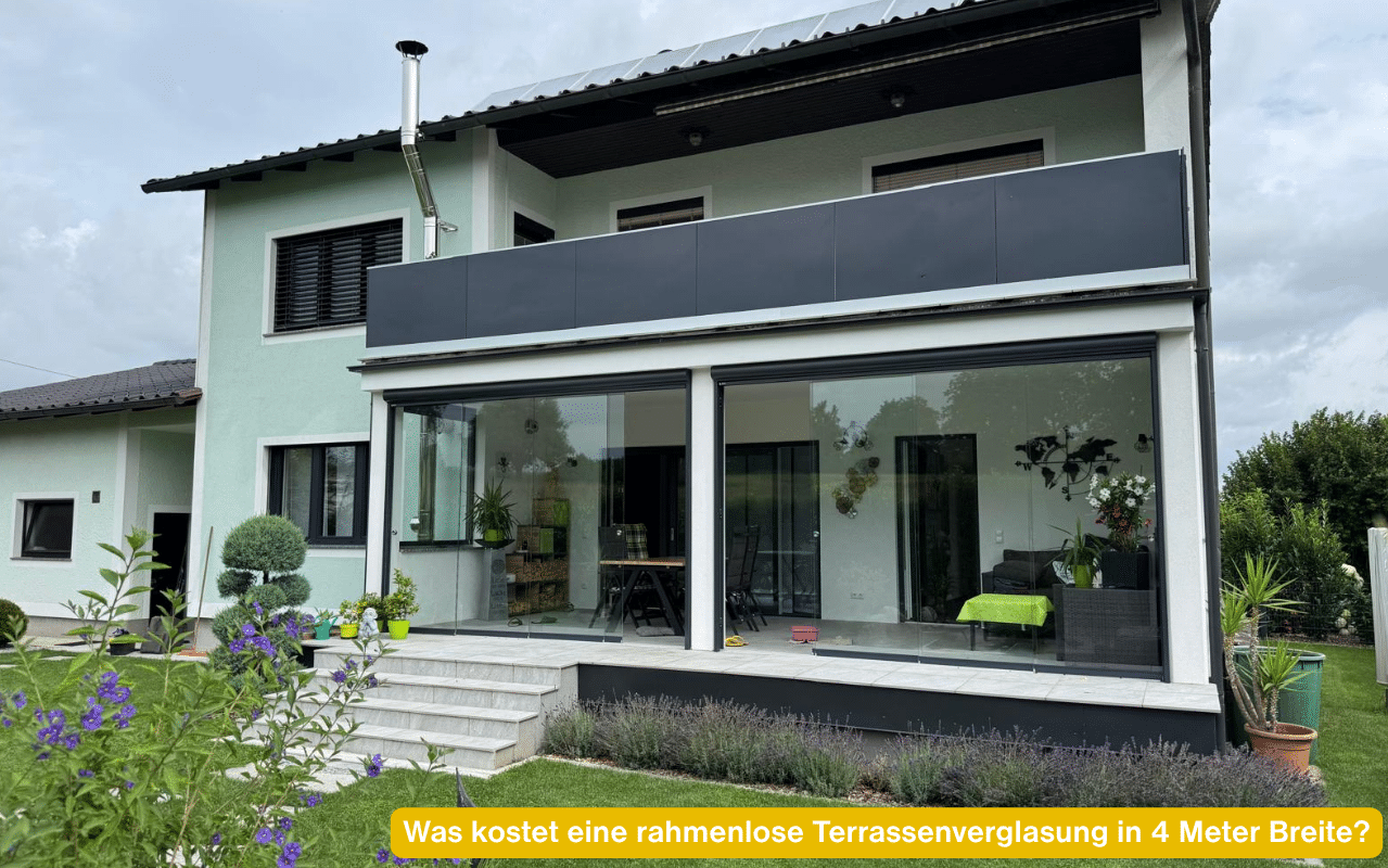 Was kostet eine rahmenlose Terrassenverglasung in 4 Meter Breite? Rahmenlose Terrassenverglasung mit Ganzglas-Schiebetüren unter einem Balkon