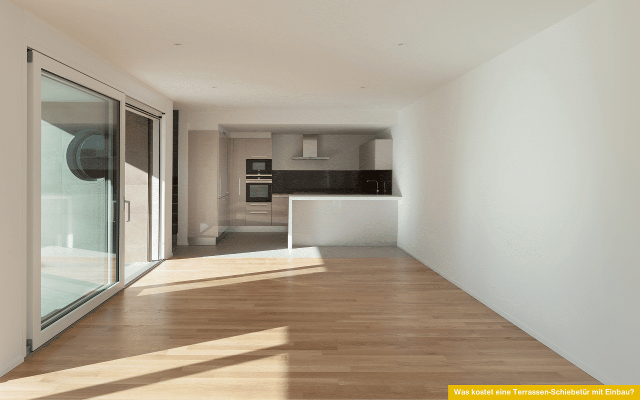 Was kostet eine Terrassen-Schiebetür mit Einbau zeigt eine moderne Hebeschiebetür aus Glas in einem hellen Wohnraum mit offener Küche.