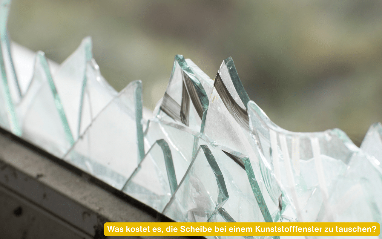 Was kostet es, die Scheibe bei einem Kunststofffenster zu tauschen? Spitze Glasscherben ragen aus dem Fensterrahmen