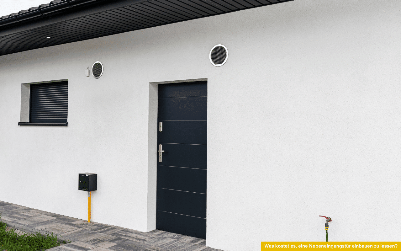 Was kostet es, eine Nebeneingangstür einbauen zu lassen? Moderne Tür in weißer Fassade zeigt professionell montierte Lösung.