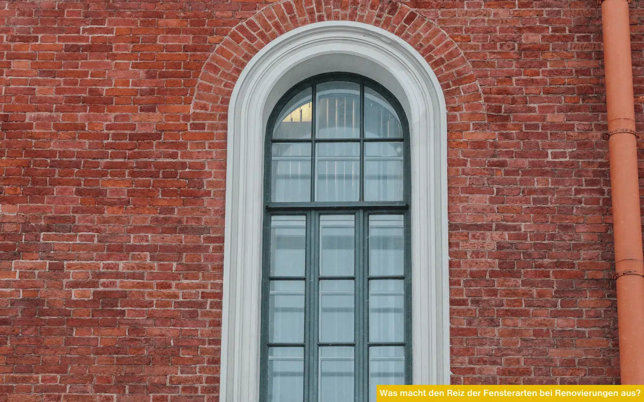 Was macht den Reiz der Fensterarten bei Renovierungen aus mit historischem Rundfenster in Ziegelwand und klassischem Segmentbogenrahmen