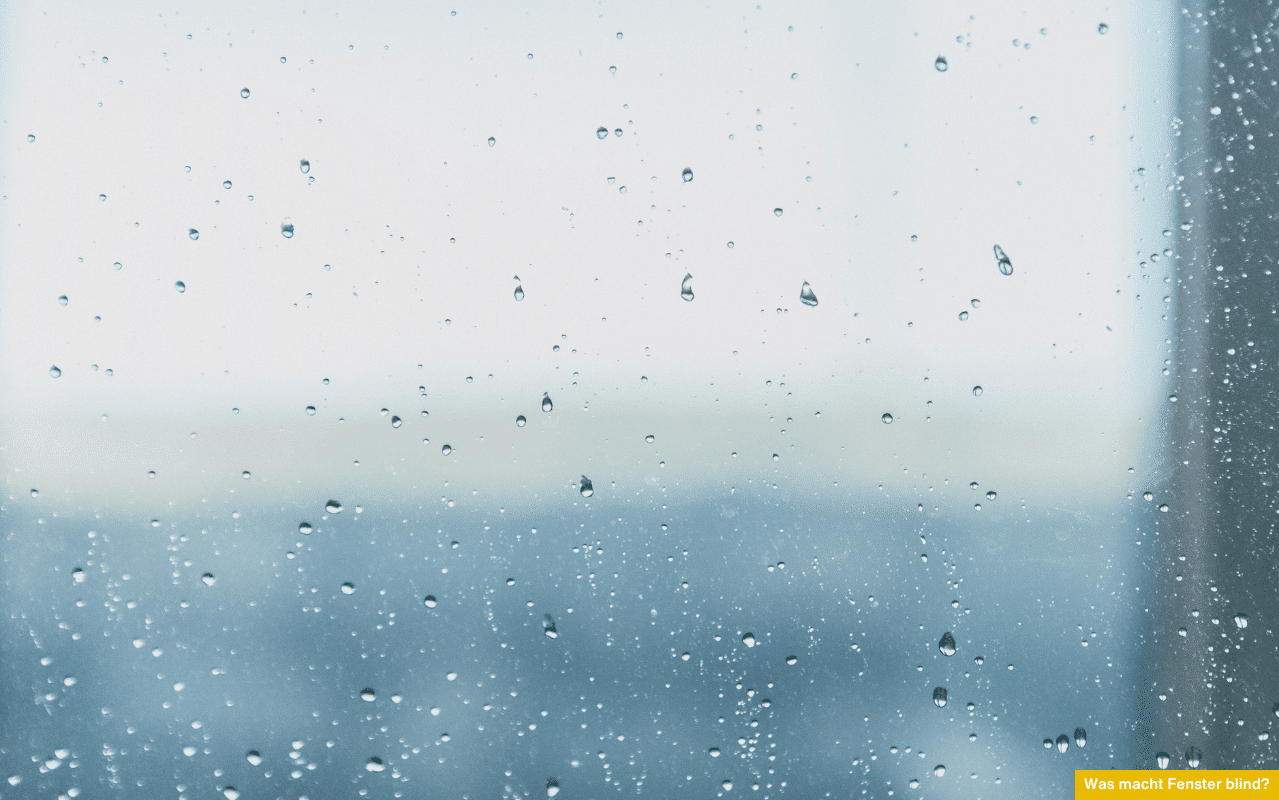 Was macht Fenster blind? Beschlagenes Isolierglas mit Wassertropfen zeigt typische Anzeichen für undichte Stellen im Scheibenaufbau.