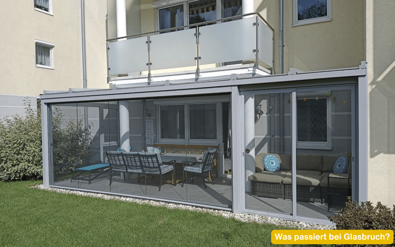 Was passiert bei Glasbruch? Terrassenverglasung mit Glasschiebeelementen passgenau unter einem Balkon