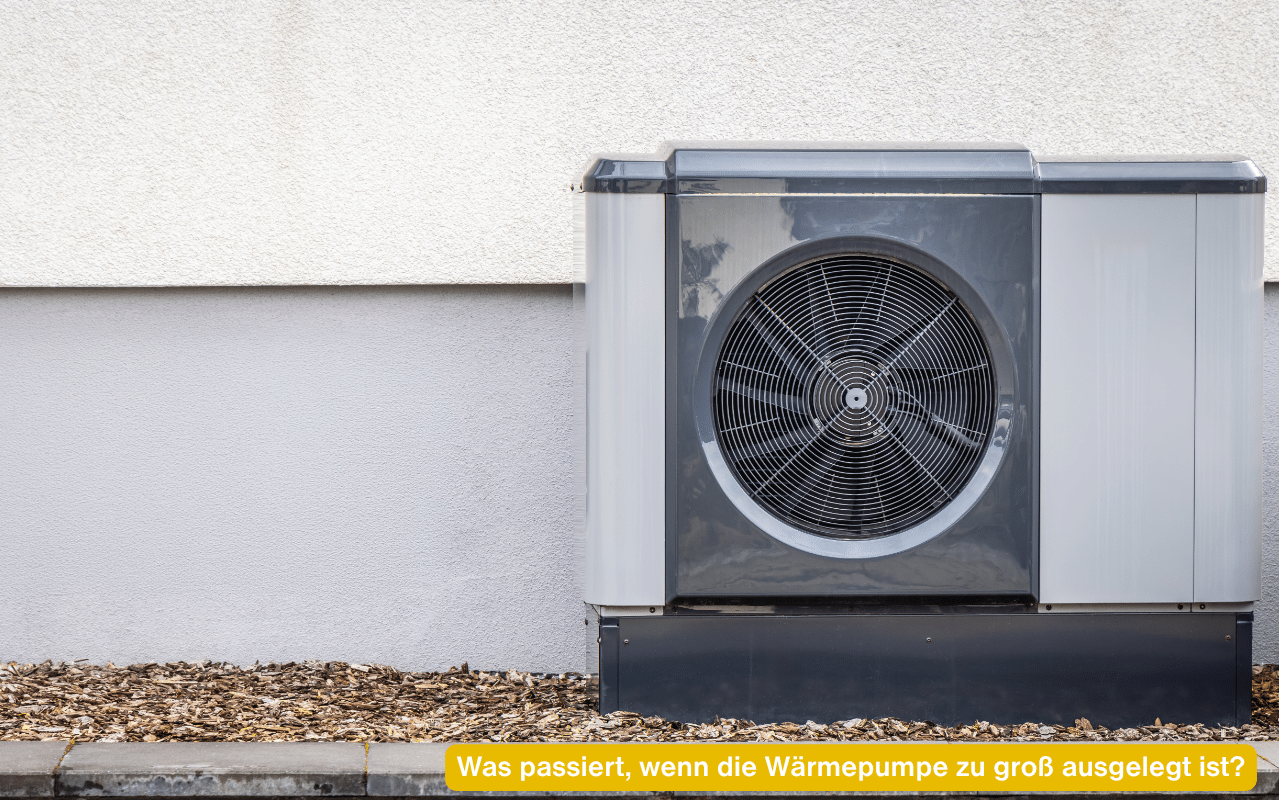 Was passiert, wenn die Wärmepumpe zu groß ausgelegt ist? Außengerät einer Wärmepumpe an einer Hauswand