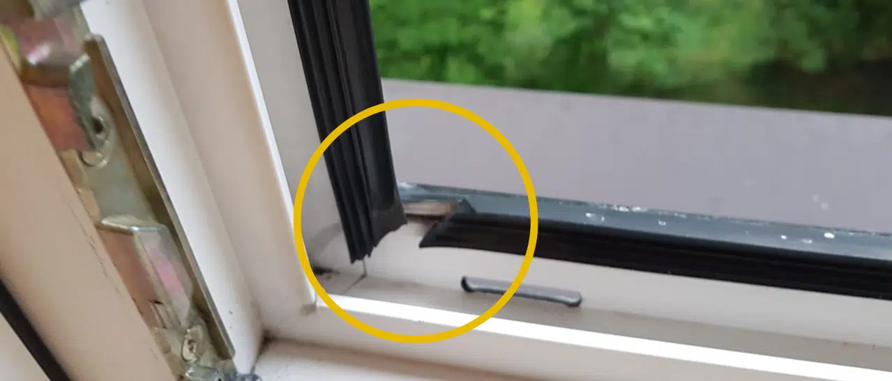 Was tun gegen Zugluft am Fenster: Schrumpfung der Dichtung bei Kunststofffenster erfordert Austausch zur Vermeidung von Zugluft.