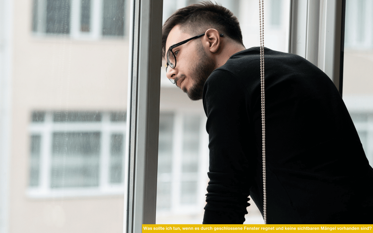 Was tun, wenn es durch geschlossene Fenster regnet und keine sichtbaren Mängel vorhanden sind? Mann blickt nachdenklich aus dem Fenster.
