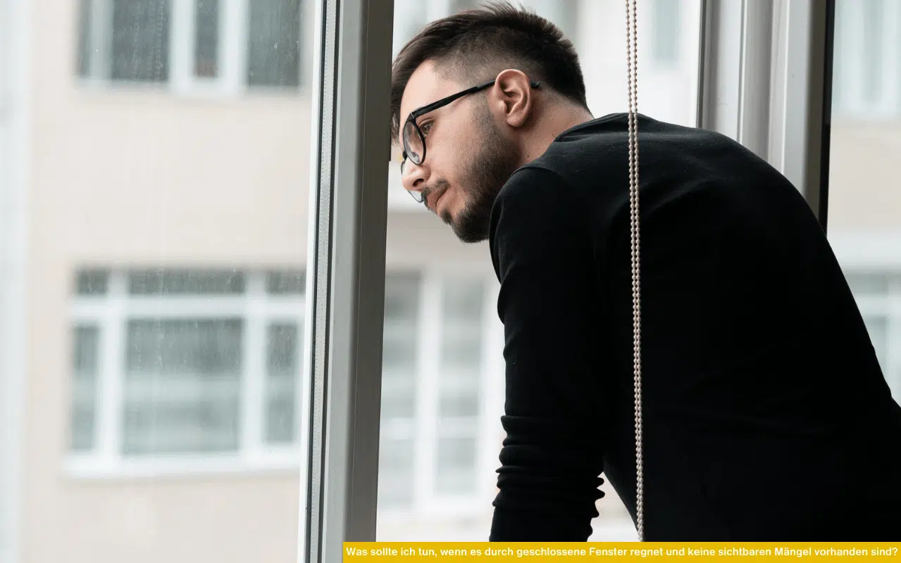 Was tun, wenn es durch geschlossene Fenster regnet und keine sichtbaren Mängel vorhanden sind? Mann blickt nachdenklich aus dem Fenster.