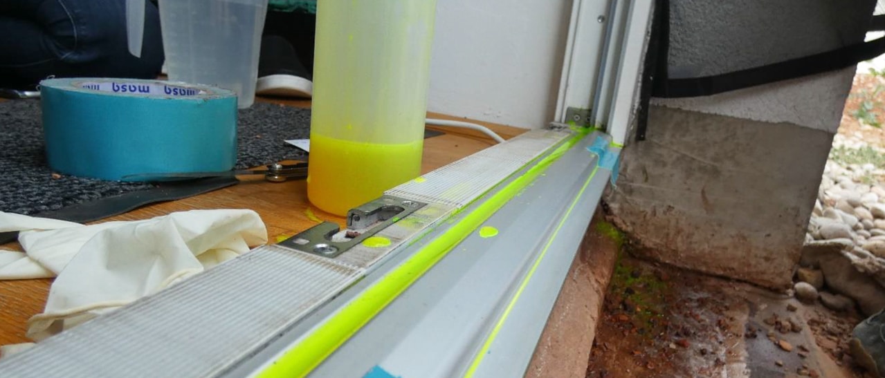 Wassertest bei Aluminiumschwelle durchgeführt - Undichte Fenster messen - Test: Falls Sie nicht wissen, wo das Wasser hereinkommt, kann ein Gutachter mithilfe eines Wassertests die Undichtigkeiten an der Türkonstruktion eruieren.