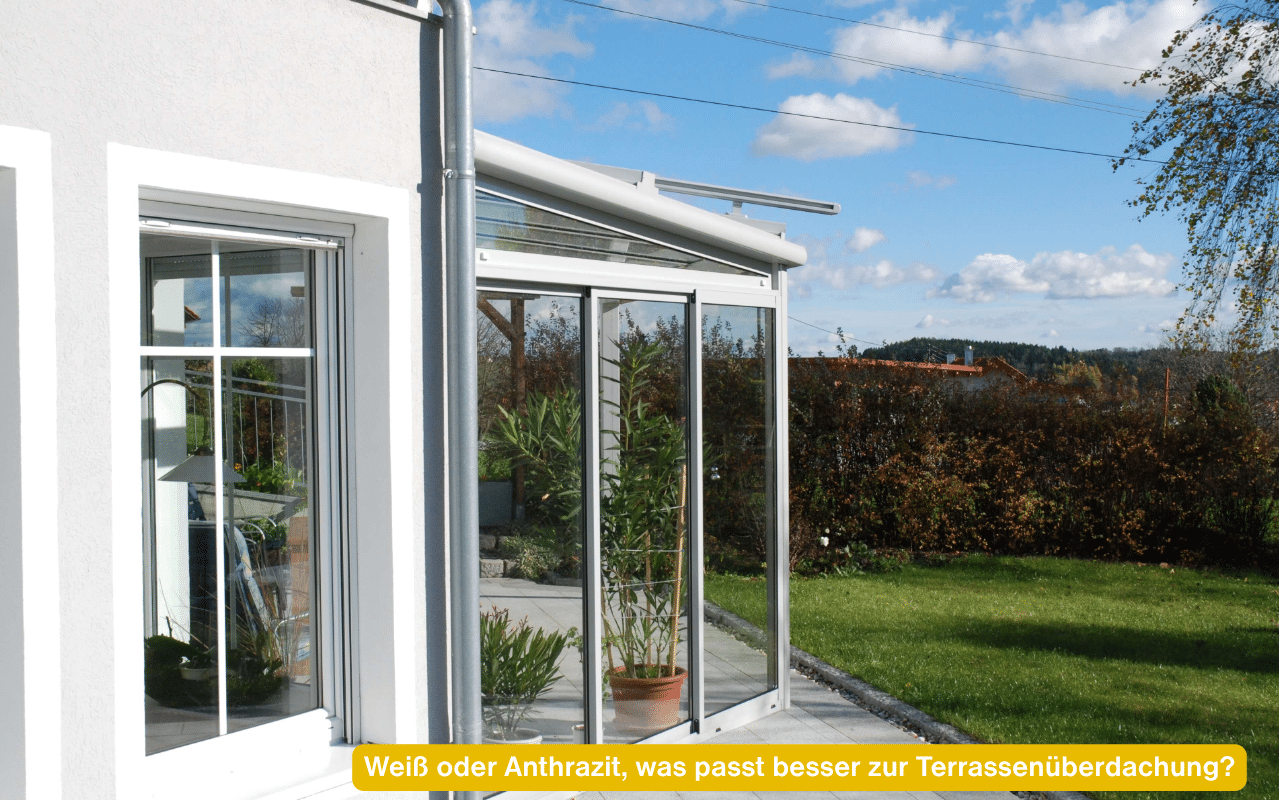 Weiß oder Anthrazit, was passt besser zur Terrassenüberdachung? Weiße Terrassenüberdachung mit Schiebeverglasung neben weißen Fenstern