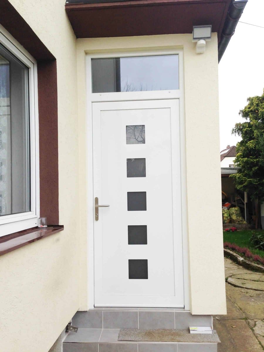 Weiße Alu-Eingangstür mit fünf kleinen Glasfeldern und Oberlichte