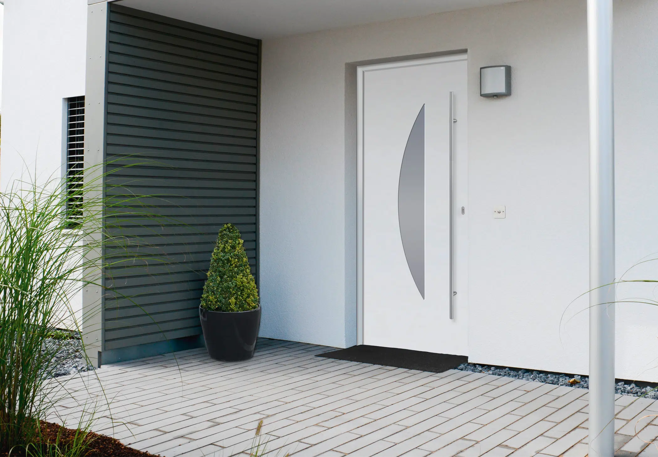 Weiße Aluminium Eingangstüre mit satiniertem Glas und Edelstahlgriff in Oberösterreich montiert