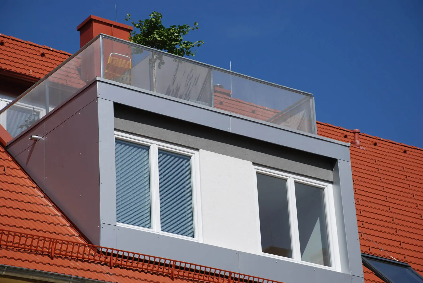 Weiße Fenster für Dachgaube