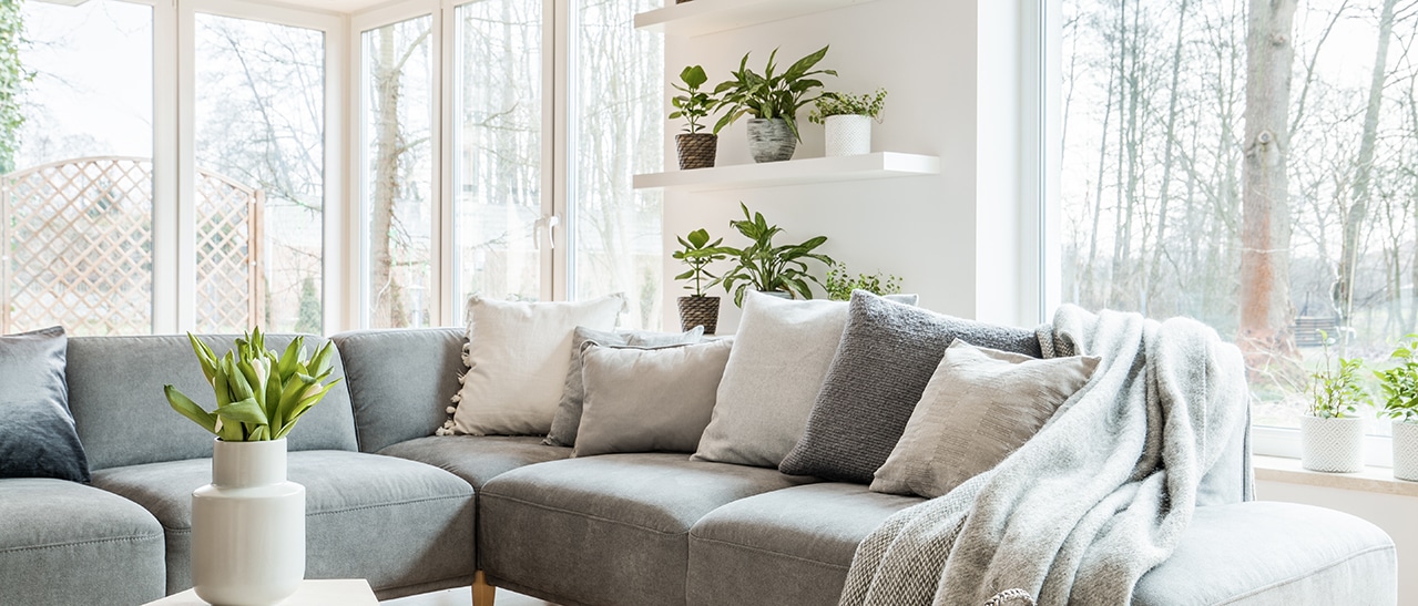 Moderne Wohnung in Oberösterreich mit großen, wärmedämmenden, weißen Fenstern für gemütlichen Look und effiziente Wärmeerhaltung.