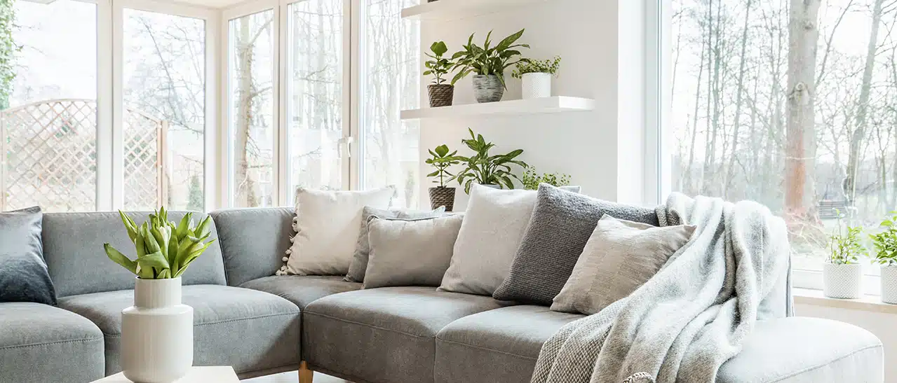 Moderne Wohnung in Oberösterreich mit großen, wärmedämmenden, weißen Fenstern für gemütlichen Look und effiziente Wärmeerhaltung.