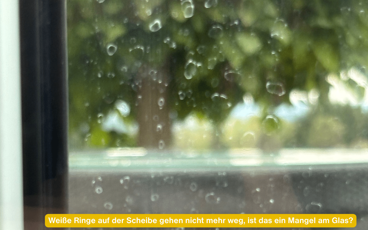 Weiße Ringe auf der Scheibe gehen nicht mehr weg, ist das ein Mangel am Glas? Fensterscheibe mit vielen eingetrockneten weißen Tropfenringen