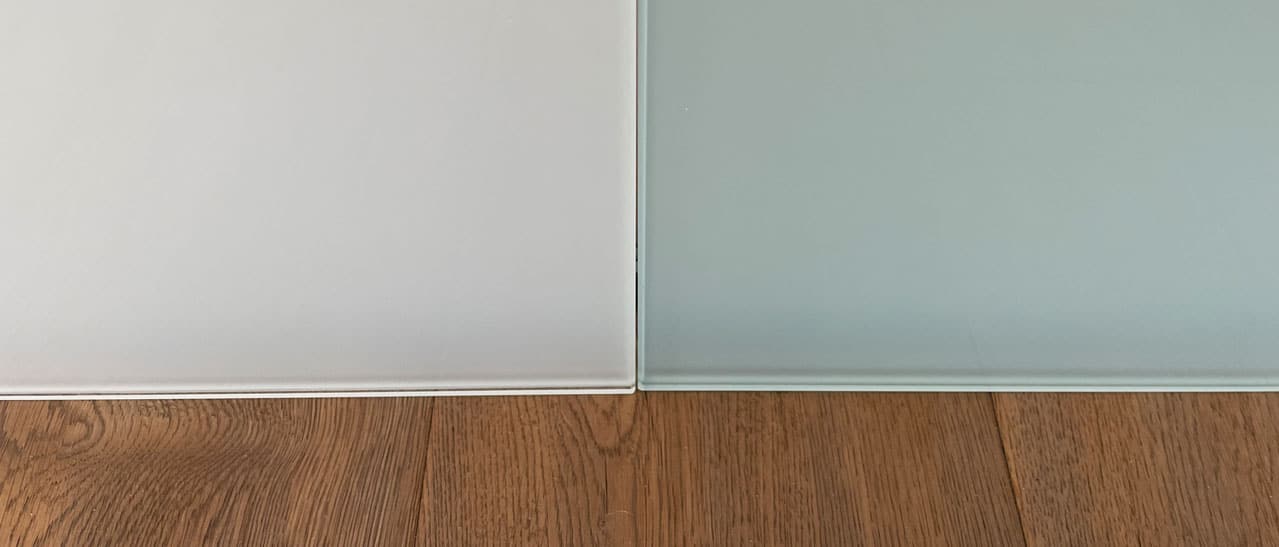 Weißglas mit Michglasfolie (VSG-Glas) zum Vergleich mit einem Klarglas mit Milchglasfolie (VSG-Glas)
