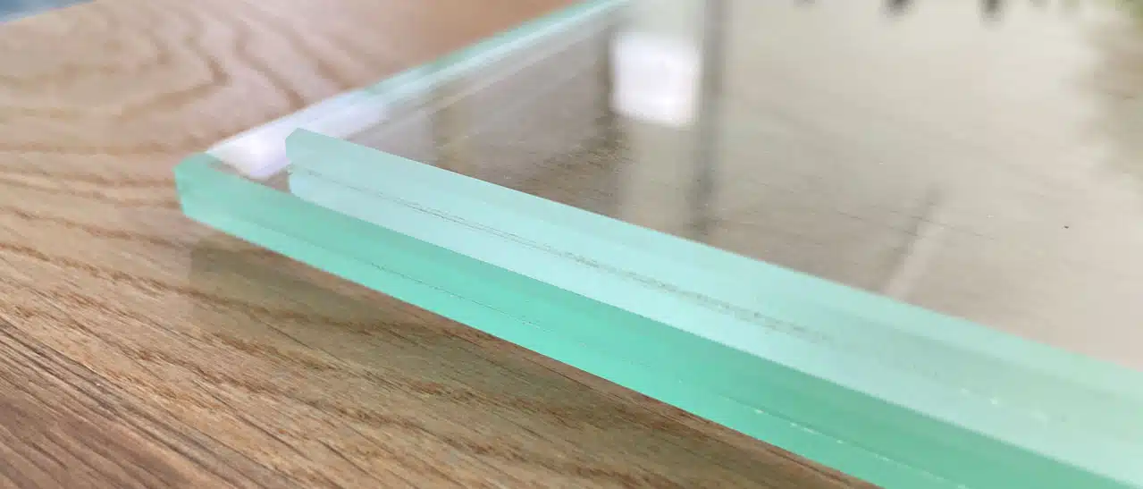 Weißglas und Klarglas im direkten Vergleich (oben Weißglas – darunterliegend ein Klarglas)