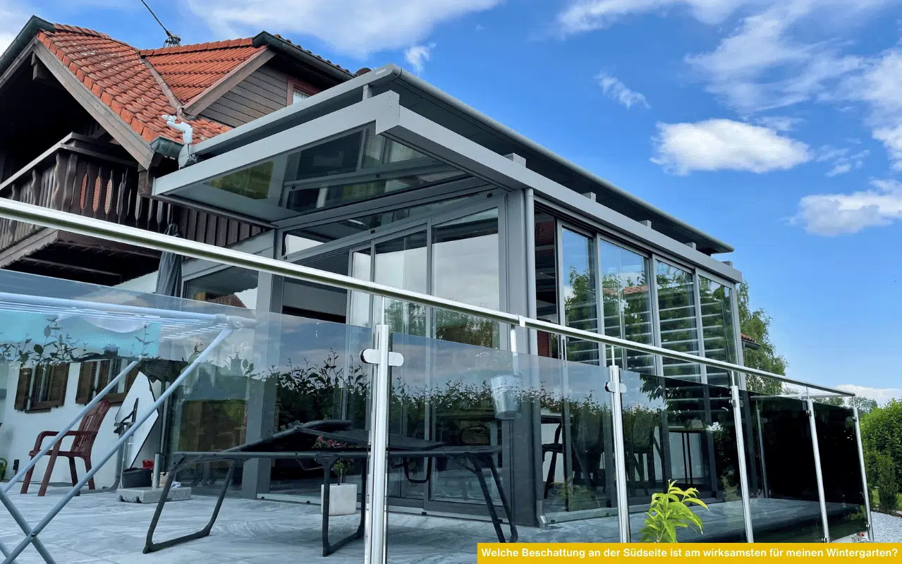Welche Beschattung an der Südseite ist am wirksamsten für meinen Wintergarten? Dachmarkise und Senkrechtmarkisen bieten besten Hitzeschutz.