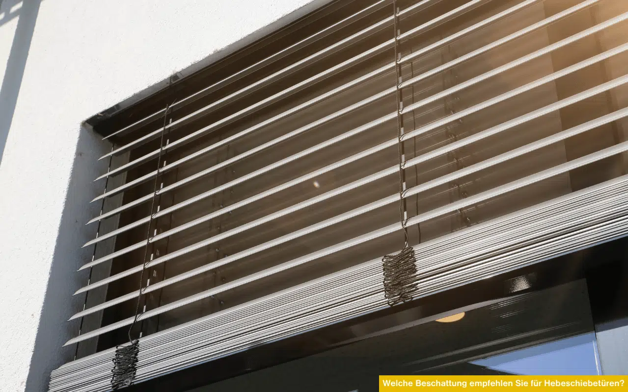 Welche Beschattung empfehlen Sie für Hebeschiebetüren Außenjalousie als effektiver Sonnenschutz vor großer Glasfläche