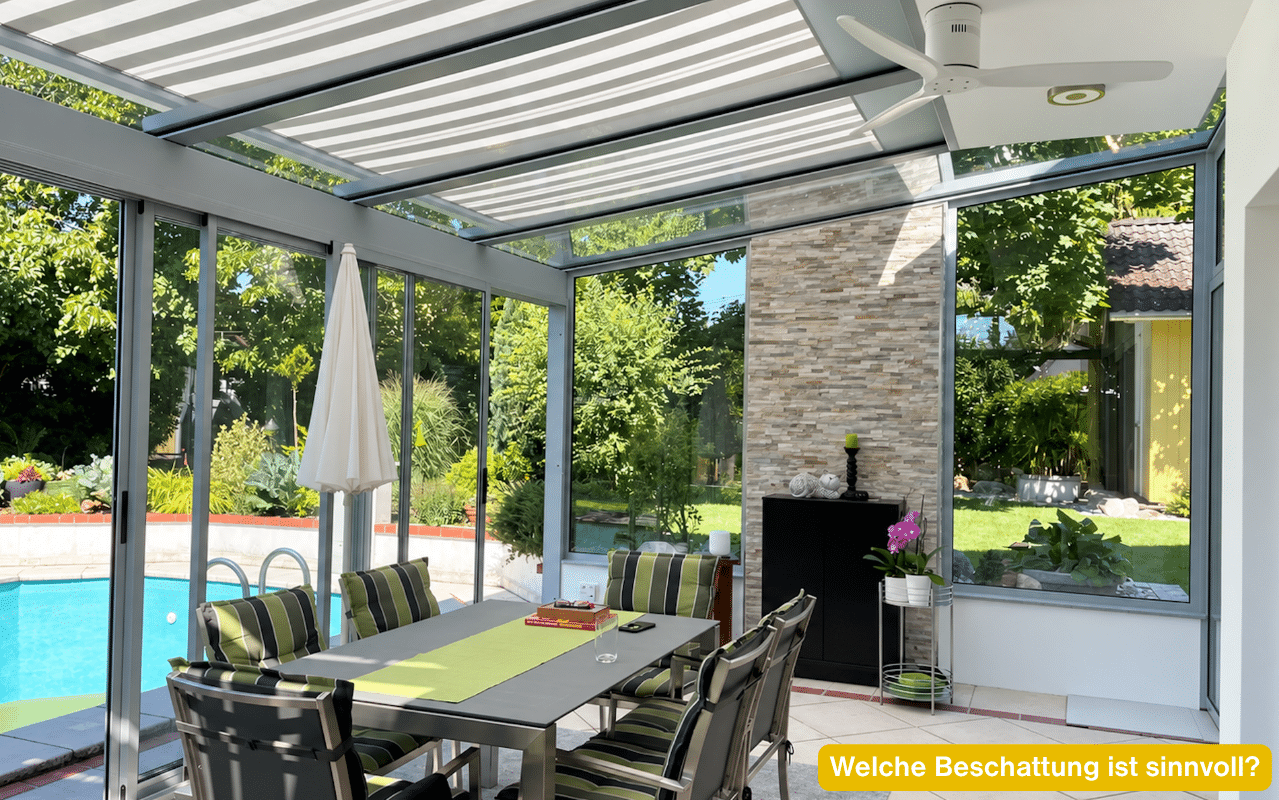 Welche Beschattung ist sinnvoll? Wintergarten mit Dachmarkise und großen Glasflächen als Sonnenschutz