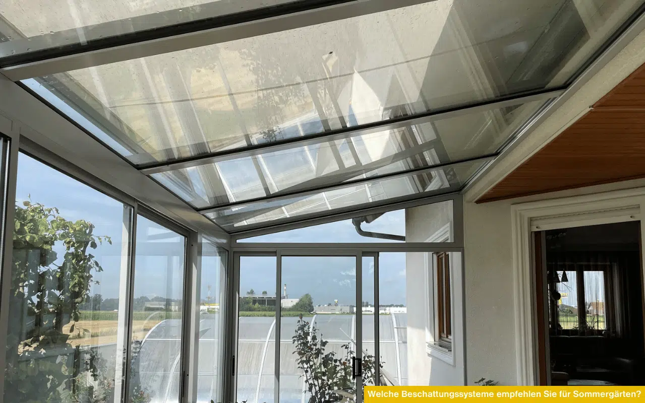 Welche Beschattungssysteme empfehlen Sie für Sommergärten? Sommergarten mit Glasdach und Markise.