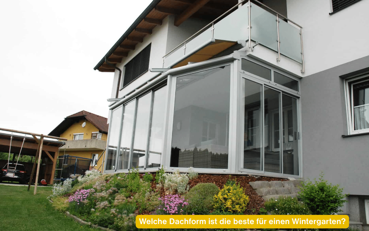 Welche Dachform ist die beste für einen Wintergarten? Wintergarten mit Pultdach und Dachbeschattung an einem Einfamilienhaus