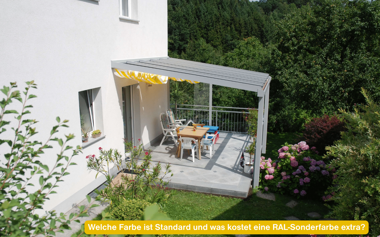 Welche Farbe ist Standard und was kostet eine RAL-Sonderfarbe extra? Terrassenüberdachung in Weißaluminium RAL 9006 über einer Gartenterrasse