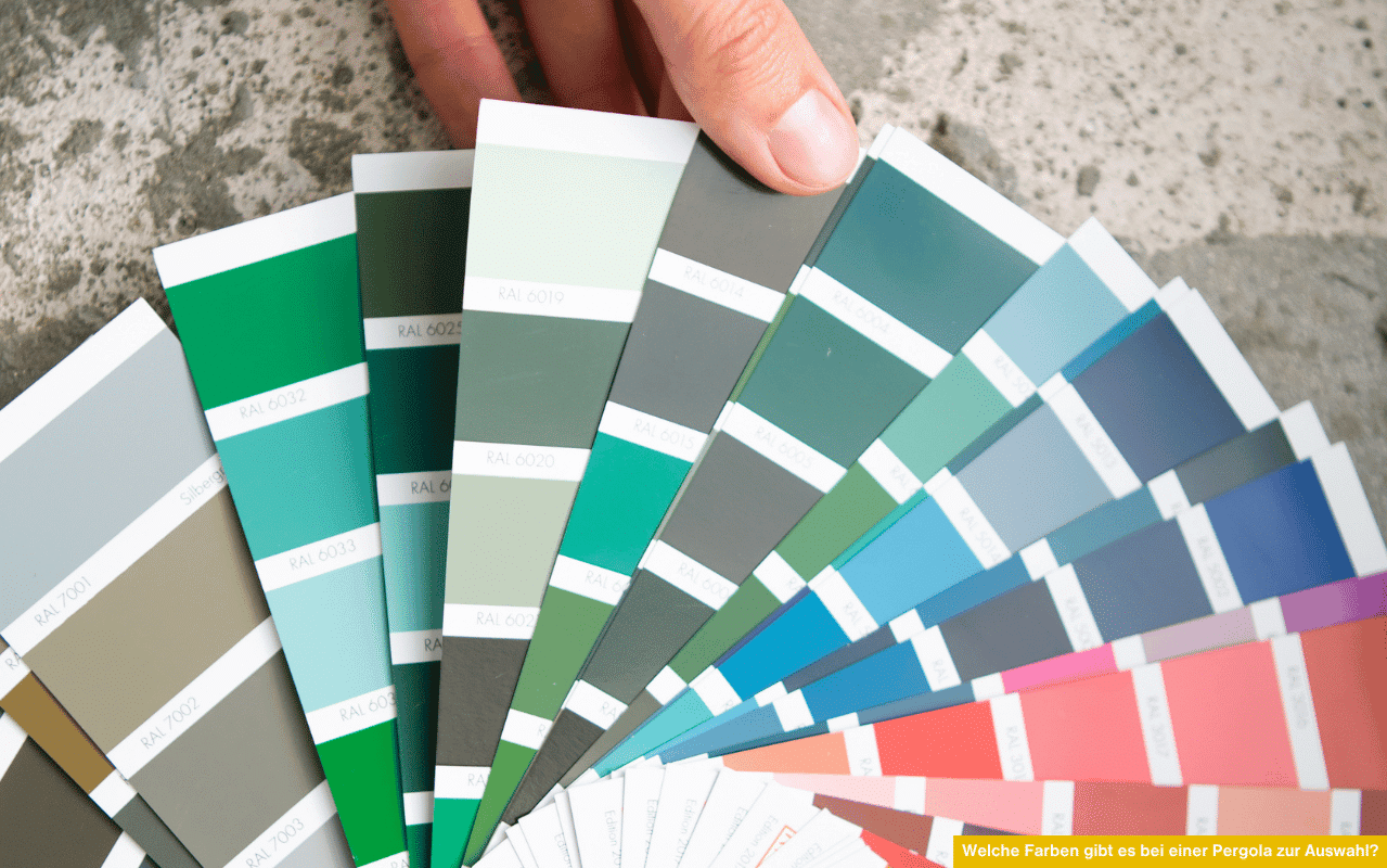 Welche Farben gibt es bei einer Pergola zur Auswahl wird anhand eines Farbfächers mit RAL-Farben für die Pulverbeschichtung gezeigt.