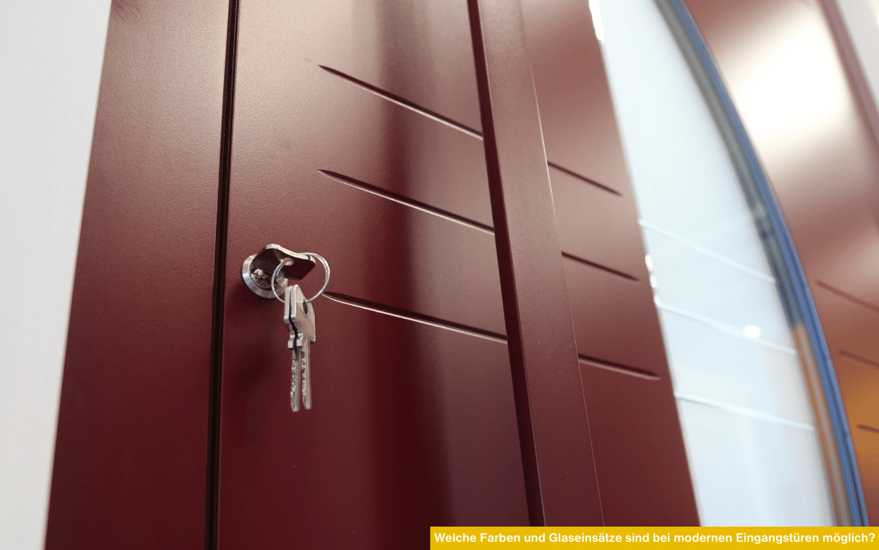 Welche Farben und Glaseinsätze sind bei modernen Eingangstüren möglich? Weinrote Haustür mit Glaseinsatz und Schlüssel im Schloss