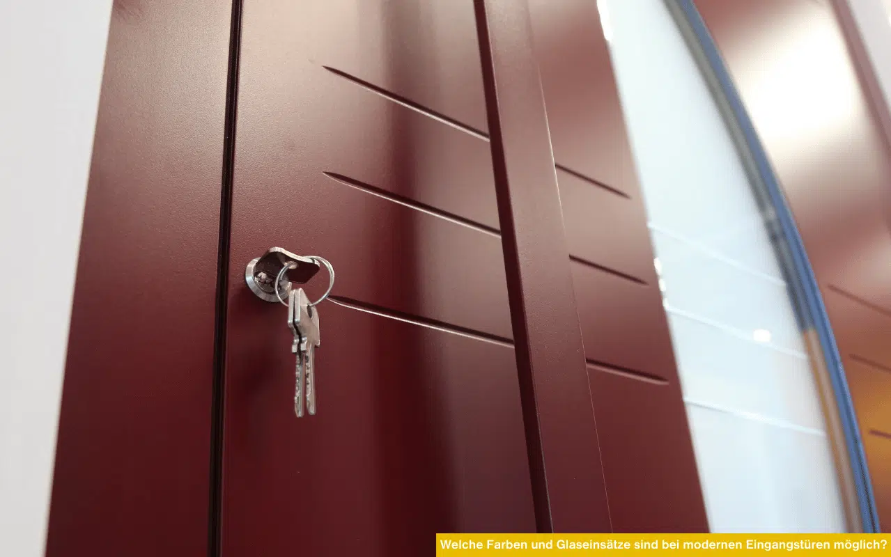 Welche Farben und Glaseinsätze sind bei modernen Eingangstüren möglich? Weinrote Haustür mit Glaseinsatz und Schlüssel im Schloss