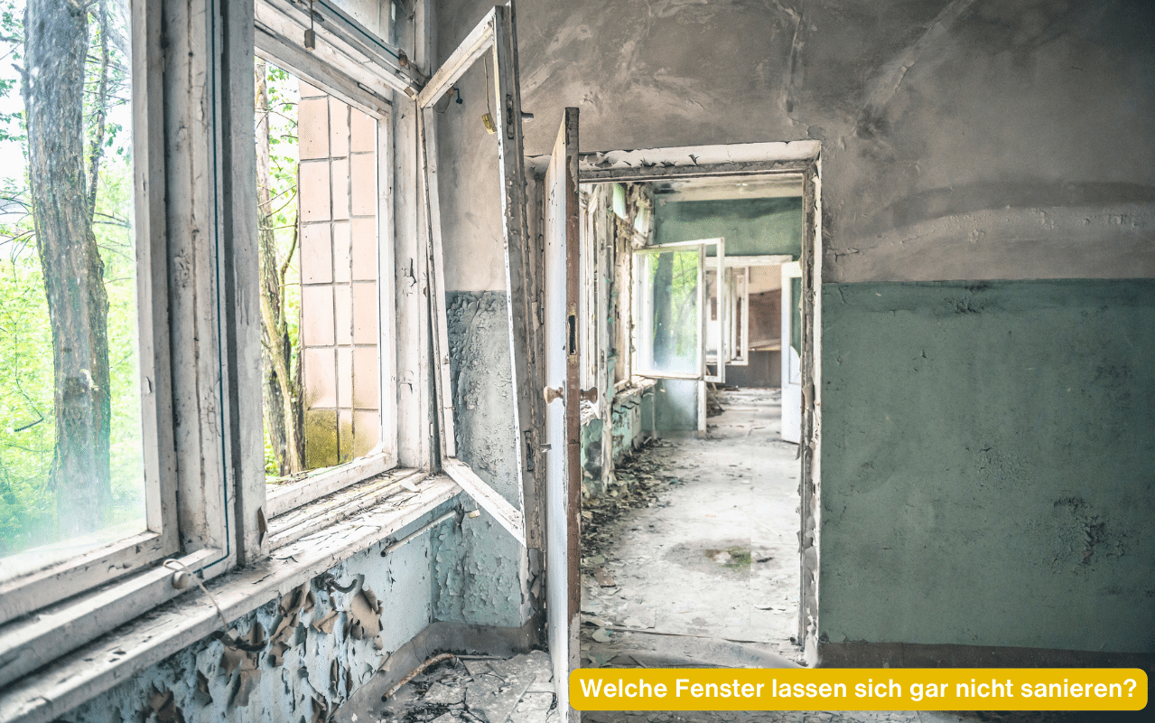 Welche Fenster lassen sich gar nicht sanieren - verfallene Holzfenster mit abblätternder Farbe in einem verlassenen Gebäude